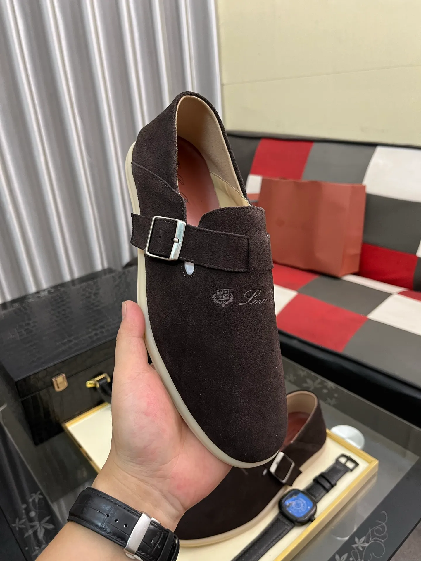 Men's men's shoes 💰458⌚️⌚️ Loro Piana's classic hot model lp top version of Pili casual shoes. It turns out that these are the casual shoes that are said to be able to walk 20,000 steps without getting tired. This pair has both good looks and feel. You will be completely lost as soon as you put it on. The minimalist design is eye-catching and durable, and it is a bonus for dressing. The soft feeling on the feet has outstanding texture, and it is very nice without abrasion on the feet. The soft and waxy soles make it easy to wear for daily use for a long time. Who can resist a pair of versatile and good-looking loafers? Don't be too elegant at all, the feel and texture of the feet are good, the key is to make the legs look longer and not tire the feet, the main thing is that it is just right!        Material: Original cowhide Lining: Original sheepskin Outsole: Original sole Size: 38-44